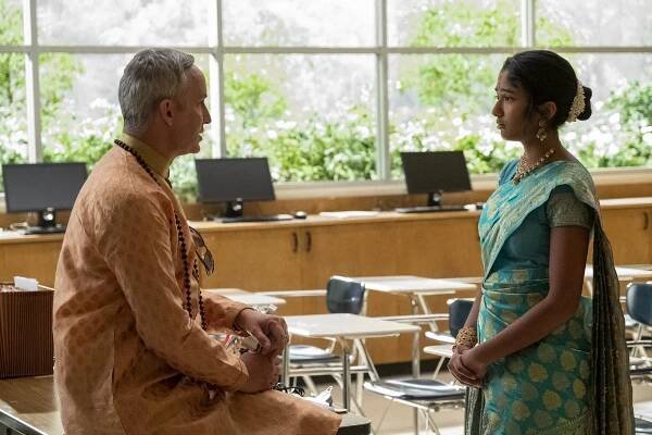 Tenkrát poprvé - …, když jsem se opila s hvězdami školy - Z filmu - Wallace Langham, Maitreyi Ramakrishnan