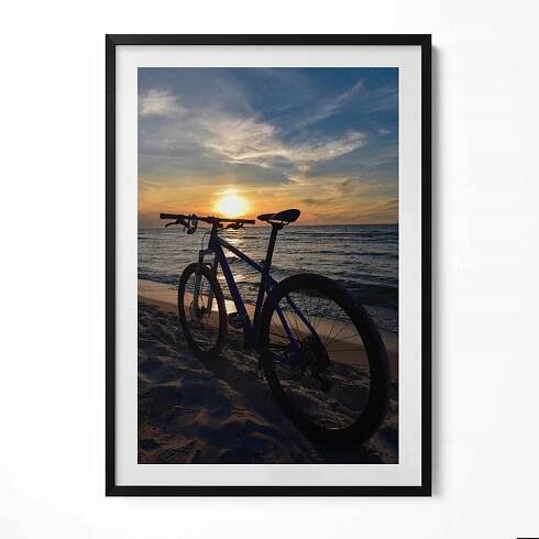 Elegantní obraz do obývacího pokoje v černém rámu Kolo Baltské moře 70x100 cm