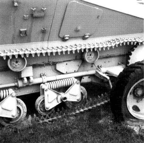 Sd.Kfz.254 (prieskumné vozidlo pre delostrelectvo) - dobre viditeľný poklop vodiča a pojazdová sústava