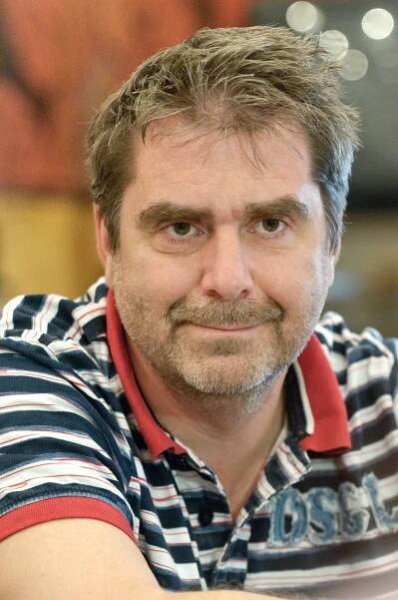 Peter Marcin v slzách: Zomrela legendárna herečka zo Susedov! | Koktejl.sk