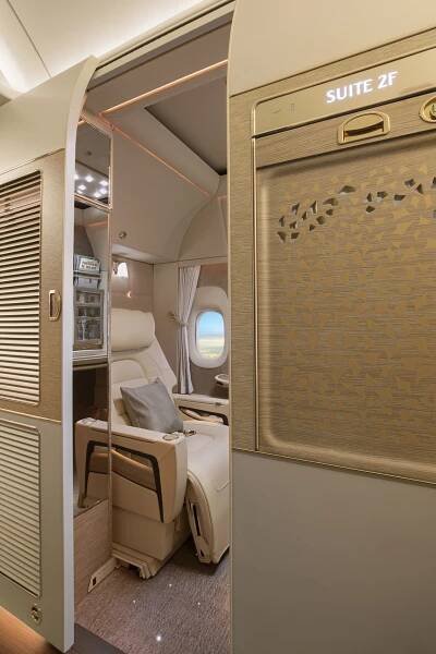 Foto: Emirates ukázaly novou první třídu. Kabinky se inspirovaly auty Mercedes