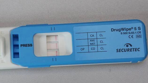 Řidič měl pozitivní test na návykové látky. Policie ho stopla v Husově ulici