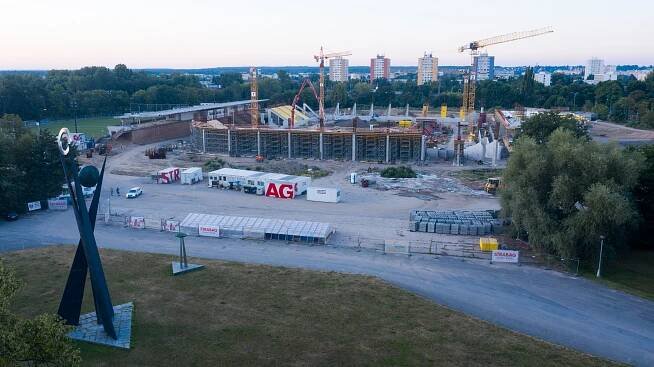 Nový stadion, původní lízátka. Fotky čerstvé chlouby Hradce Králové