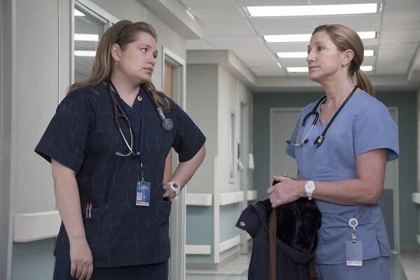Sestřička Jackie - Vigilante Jones - Z filmu - Merritt Wever, Edie Falco