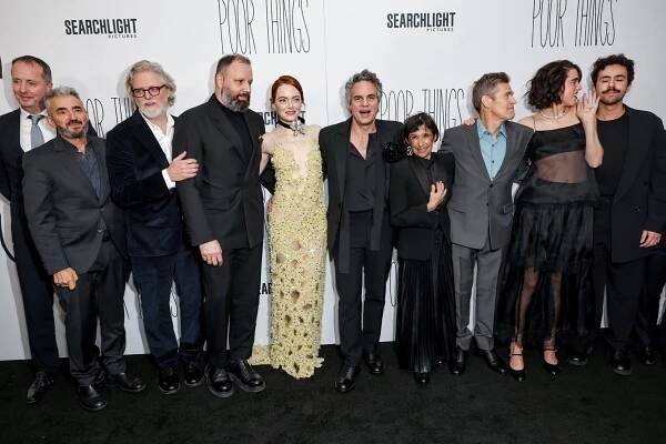 The Searchlight Pictures “Poor Things” New York Premiere at the DGA Theater on Dec 6, 2023 in New York, NY, USA - Andrew Lowe, Tony McNamara, Yorgos Lanthimos, Emma Stone, Mark Ruffalo, Kathryn Hunter, Willem Dafoe, Margaret Qualley, Ramy Youssef - Chudáčci - Z akcí