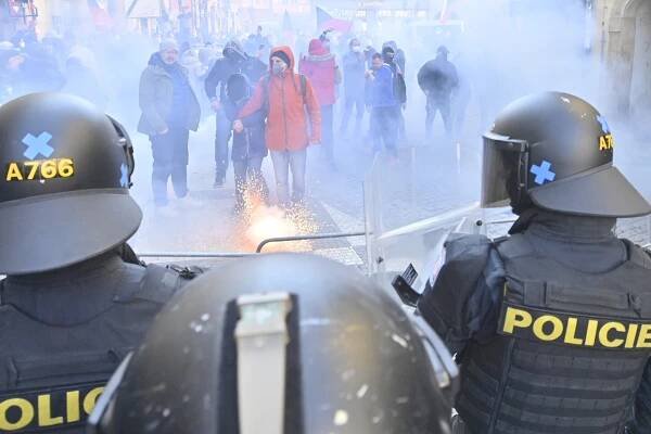 Policie po demonstraci zadržela poslance Volného