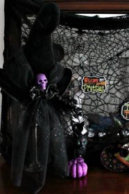 DIY witch hat decoration made with velvet, black velvet roses and sparkly veil. Not scary Haloween decoration idea. DIY witch hat, witch hat decoration ideas, hat witch designs