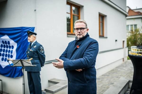 ÚOCHB odhalil pamětní desku věnovanou letci RAF a spisovateli Richardu Husmannovi alias Filipu Jánskému 
