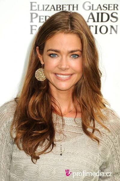 Denise Richards - celebrity účes - HappyHair