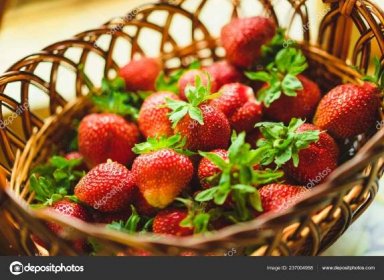 Stáhnout - Detailní pohled z čerstvých jahod v košíku — Stock obrázek zdarma
