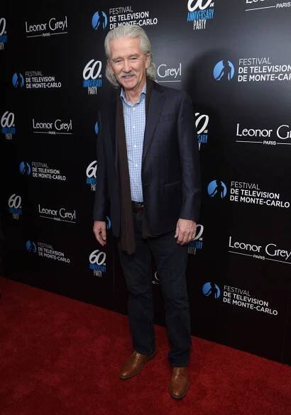 Patrick Duffy ze seriálu Krok za krokem je elegán i v 74 letech. Po boku své lásky má stále radost ze života - galerie