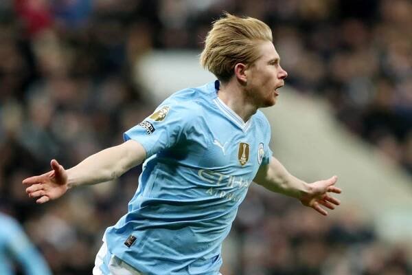 Uzdravený De Bruyne řídil obrat Citizens v Newcastlu, Chelsea zvládla londýnské derby