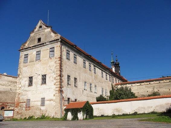 Soubor:Uherčice, zámek (01).jpg