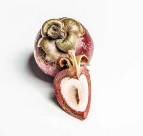 What does a mangosteen looks like?