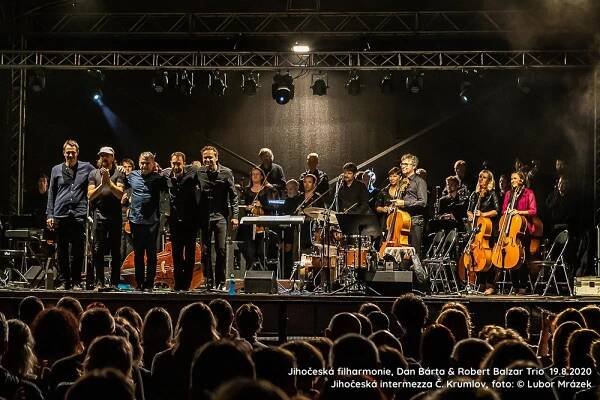 Koncert na hradním nádvoří odstartuje festival Jihočeská intermezza. S filharmonií vystoupí Dan Bárta a Robert Balzar Trio