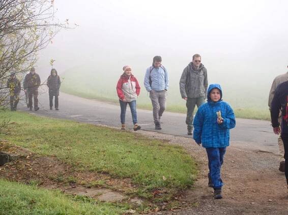 Turisté z Vřesovic potřetí zdolali horu Bradlo. Nejmladší účastník vyhrál auto