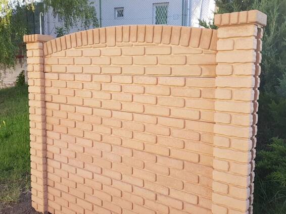 Betonová plotová deska: jednostranný reliéf CIHLA RELIÉFNÍ