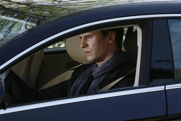 Za branou - Pilot - Z filmu - Luke Mably