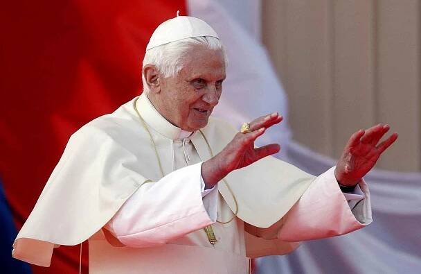 Papež Benedikt XVI. po příletu na třídenní návštěvu Čech 26. září na letiště ve Staré Ruzyni v Praze.