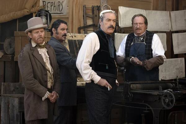 Deadwood - Epidemie - Z filmu - William Sanderson, Ian McShane, Powers Boothe, Jeffrey Jones