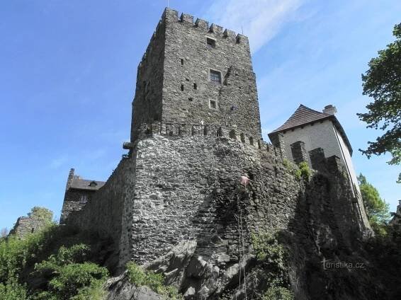 Klenová, hranolová věž ze příkopu