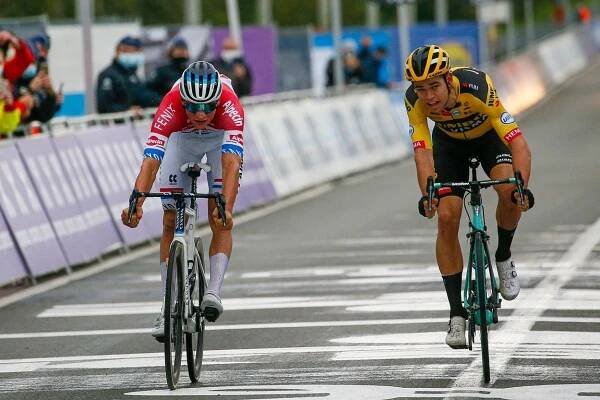 Mathieu van der Poel přespurtoval Wouta van Aerta
