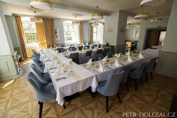 Stoly připravené na svatební hostinu v restaurantu Chateau Dobříš