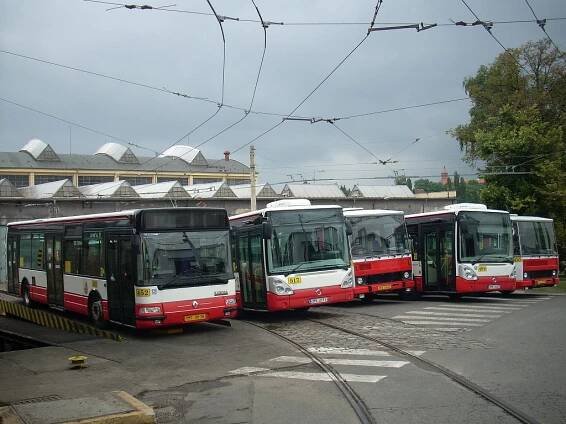 Vystavené autobusy PMDP v areálu vozovny Cukrovarská. 27.6.2009, Zdeněk Kresa.