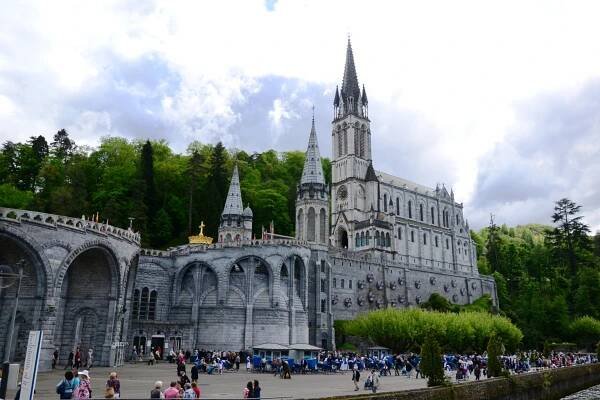 Tapeta Lourdes 2 - Wallpaper.cz