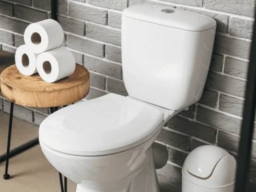 DIYer Made a Farmhouse Chic Toilet Roll Holder with Jute Rope and It's Oh So Easy