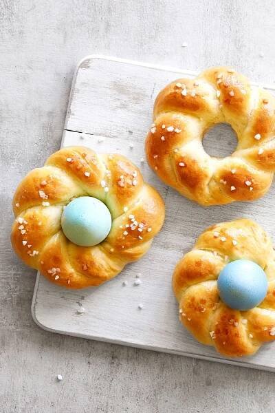 Oster-Zopfkränzchen mit Hagelzucker und Blau gefärbtem Ei in der Mitte.