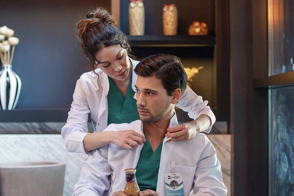 Kasaba Doktoru - Episode 1 - Z filmu - Hazal Subaşı, Deniz Can Aktaş