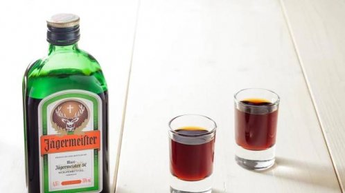 Uráží populární alkohol křesťany? Jägermeister musel za logo bojovat