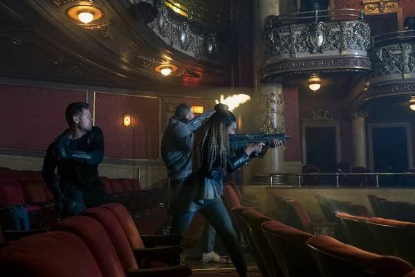 Umbrella Academy - Bílé housle - Z filmu - David Castañeda Jr., Emmy Raver-Lampman