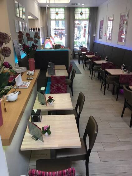De winkel en lunchroom van Banketbakkerij Jan de Groot, specialist in de echte Bosschebollen