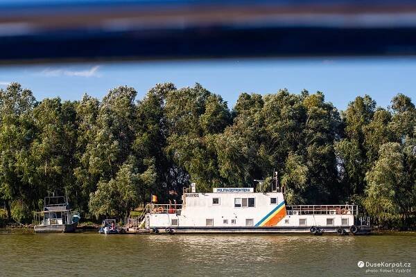 Loď pohraničníků, nacházíme se totiž u státní hranice, blízko je navíc Ukrajina, aktuálně ve válčeném stavu (2023)