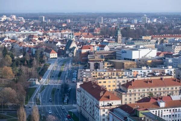 Výjezd z ulice Na Hrádku na Sukovu třídu  (vlevo dole) je ve špičce velmi složitý | foto: Jan Ptáček,  Český rozhlas,  Český rozhlas