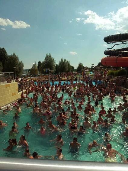 Češi u vody: Hlava na hlavě v jednom bazénu. Epidemiologové v pozoru, zpřísní opatření?
