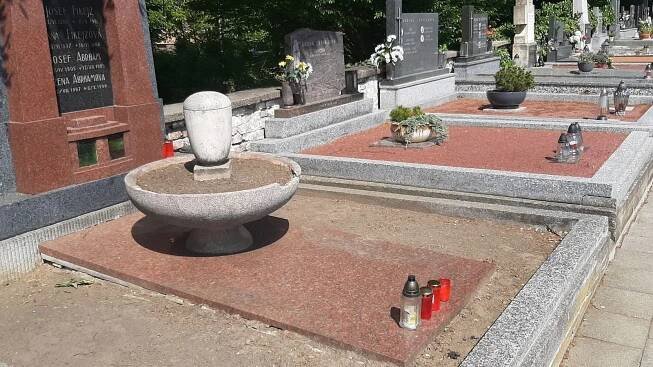 5 měsíců po smrti Abrháma: MANÉVR SE ZNIČENÝM HROBEM
