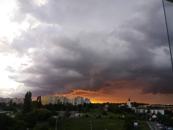 Praha čarovala. Soumrak město zahalil do šarlatového hávu. Podívejte se - Miluju Prahu