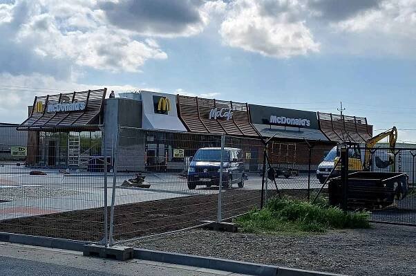 Provozovna McDonald’s vyrůstá v obchodní zóně v Kunovicích. Za pár týdnů ji otevřou