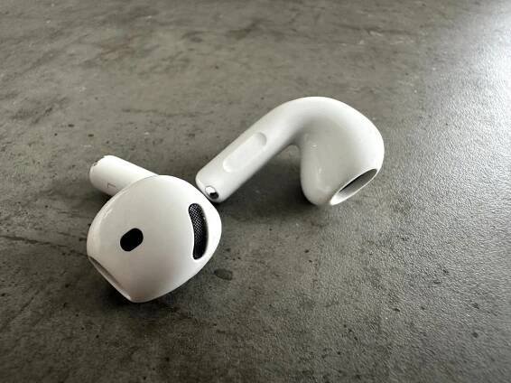 Apple AirPods 4 ANC, recenze, detail sluchátek