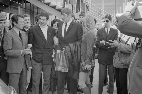 Michel Drucker en 1968 avec les rugbymen Christian Carrere et Walter Spanghero à Orly après leur victoire