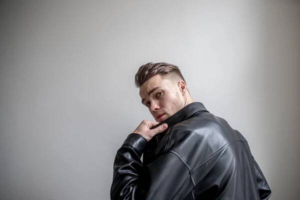 Zpěvák Mikolas Josef: Fanynky někdy reagují dost drsně, píší o sebevraždě