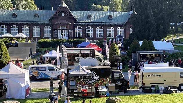 VIDEO: Pojez fest v Karlově Studánce. Davy si užívaly jídlo i skvělý program