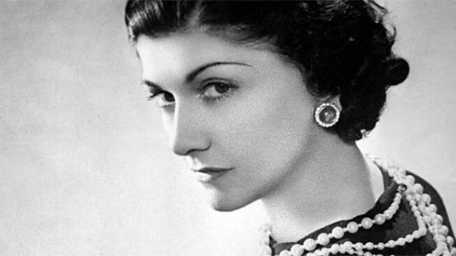 Při cestě za slávou jí pomohli bohatí muži. Coco Chanel: Vymyslela „Malé černé“ i parfém Chanel No. 5