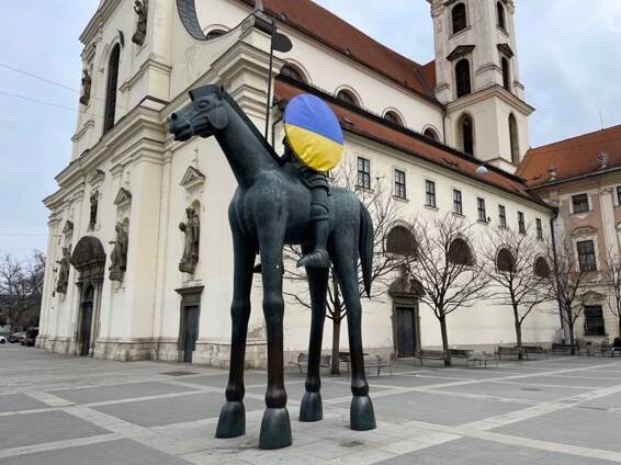 Štít v modrožluté barvě: socha Jošta na Moravském náměstí podporuje Ukrajinu
