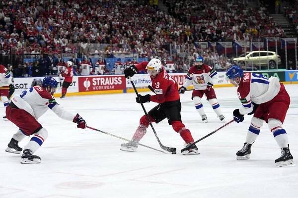 Nico Hischier ze Švýcarska se snaží obejít Michala Kempného (vlevo)
