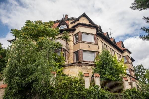 Praha 5 demolici vily na Hřebenkách nechce. Prosí magistrát o pomoc
