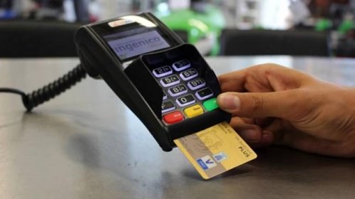 Klienti známé banky zuří: Za všechno, co si koupili platební kartou zaplatili dvakrát tolik peněz. Týká se to i vás?